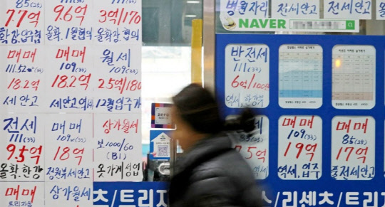 서울 송파구 잠실동의 한 부동산 중개업소에 아파트 매매 및 전·월세 정보가 부착돼 있다.<연합뉴스>